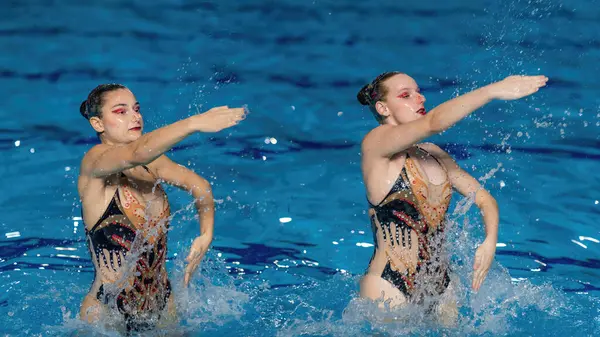 Artistry Synchronized Swimming Mesmerizing Duet Delivers Stunning Performance Blending Elegance — Stock Photo, Image