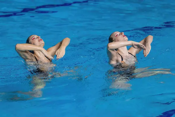 Beauty Synchronized Swimming Duet Dance Precision Meets Grace Captivating Aquatic — Stock Photo, Image