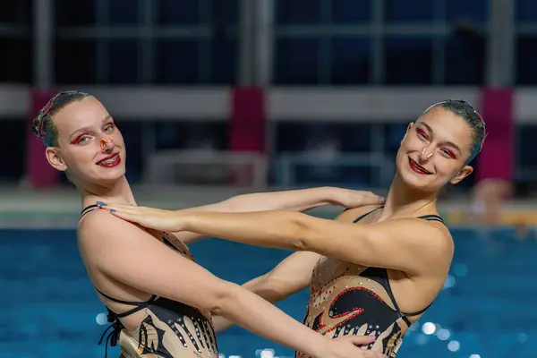 Synchronizowany Duet Pływacki Stojący Przy Basenie Opanowany Pełen Wdzięku Przygotowuje — Zdjęcie stockowe