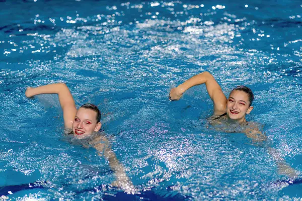 Synkroniserade Simning Duo Utför Sin Förtrollande Rutin Skimrande Poolvatten — Stockfoto