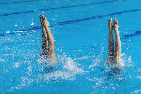 Elegance Synchronized Swimming Female Duet Dedicated Training Session — Stock Photo, Image