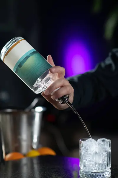 Bartenderns Händer Häller Gin Hantverk Aromater Gin Tonic Cocktail Stockfoto