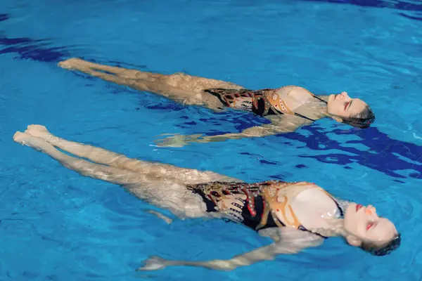 Θηλυκό Συγχρονισμένο Ντουέτο Κολύμβησης Τελειοποιεί Ρουτίνα Τους Στην Ειδική Εκπαίδευση Royalty Free Φωτογραφίες Αρχείου