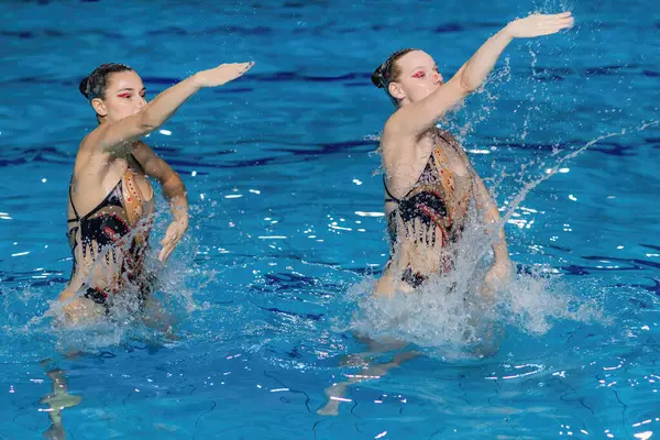 Genade Precisie Van Een Gesynchroniseerd Zwemduet Waarbij Twee Performers Perfecte Stockfoto