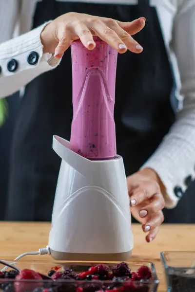 Wanita Yang Menciptakan Minuman Yang Sehat Dan Bergizi Dalam Blender Stok Foto Bebas Royalti