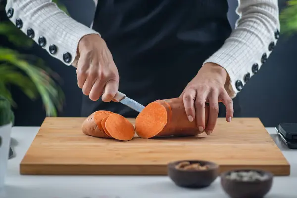 Vrouw Snijden Zoete Aardappelen Een Superfood Rijk Aan Tryptofaan Kalium Stockafbeelding