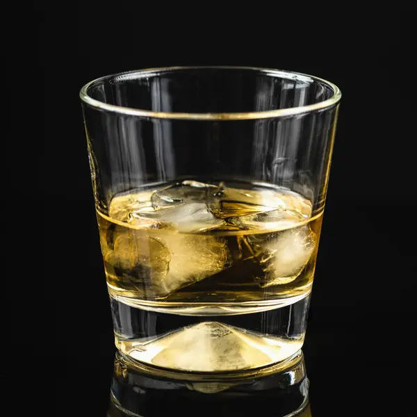Whisky Ett Glas Med Isbitar Svart Reflekterande Bakgrund Stockbild