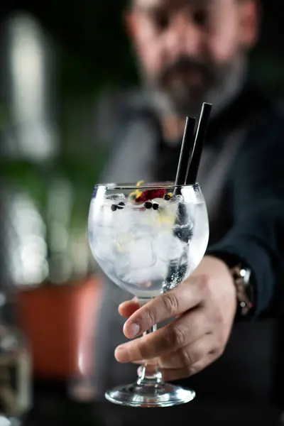 Perfect Bereide Gin Tonic Cocktail Met Ijsblokjes Rozemarijn Kruid Jeneverbessen Rechtenvrije Stockfoto's