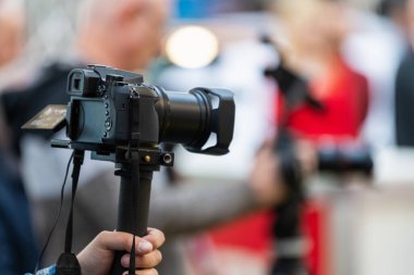 Açılış töreninin en önemli anlarını özenle ve ustalıkla belgeleyen bir fotoğrafçı.