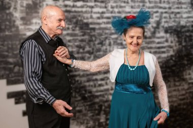 Canlı balo salonu dans sınıfı, yaşlılar hareketin neşesini kucaklıyor, aktif ve sosyal refah ortamı yaratıyor.