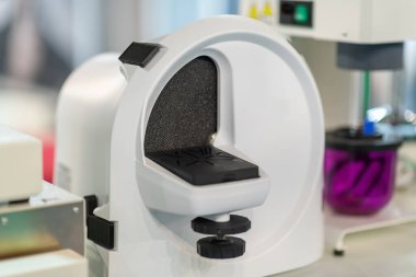 Diş muayenehanesinde bulunan ekipmanlar, çeşitli diş işlemleri ve tedavileri kolaylaştırmaktadır.