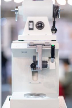 Diş muayenehanesinde bulunan ekipmanlar, çeşitli diş işlemleri ve tedavileri kolaylaştırmaktadır.