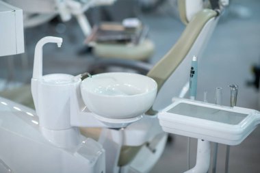 Çağdaş diş kliniği detaylarına, modern tasarıma ve gelişmiş teknolojiye yakın çekim