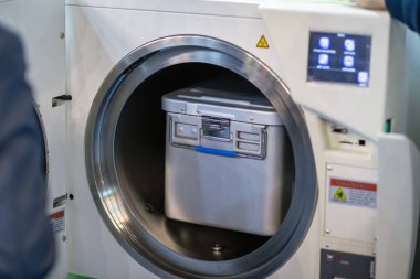 Tıbbi ekipmanlar için yüksek verimli otoklavi sterilizatörü, sıkı hijyen standartları sağlar.