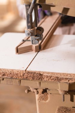 Marangoz testere kullanıyor, ahşap atölyesinde tahta kesiyor..