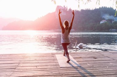 Selamlama güneş poz gölün içinde kadın