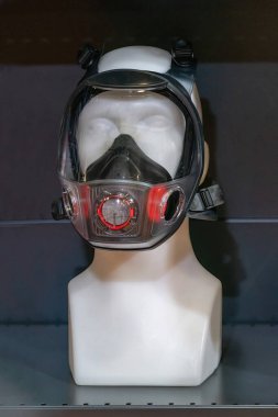 Tehlikeli ortamlarda maksimum korunma için tasarlanmış, endüstriyel güvenlik ve solunum koruması için ideal tam yüz solunum maskesi içeren bir PPE vitrinleri.