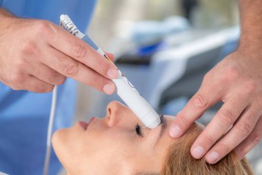 Fizyoterapist hastaların sinüs bölgesini tedavi etmek için lazer kullanır. Rahatlamak ve daha hızlı iyileşmek için ağrı ve iltihabı hedef alır..