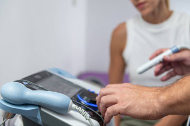 Fizyoterapist hastaların bileklerine lazer terapisi uygular. Ağrıyı, iltihabı azaltmaya ve iyileşme sürecini hızlandırmaya odaklanır.