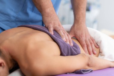 Fizyoterapist kadınlarda kas gerilimini azaltmak, esnekliği arttırmak ve yoğun antrenman ve sakatlıktan sonra iyileşme süreci geliştirmek için derin doku masajı yapar.