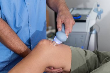 Fizyoterapist hastanın dizine ultrason terapisi uygular. Ağrı kesiciyi hedef alır ve klinik çevrede iyileşmeyi sağlar.