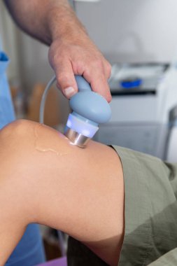 Fizyoterapist hastanın dizine ultrason terapisi uygular. Ağrı kesiciyi hedef alır ve klinik çevrede iyileşmeyi sağlar.