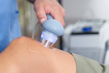 Fizyoterapist hastanın dizine ultrason terapisi uygular. Ağrı kesiciyi hedef alır ve klinik çevrede iyileşmeyi sağlar.