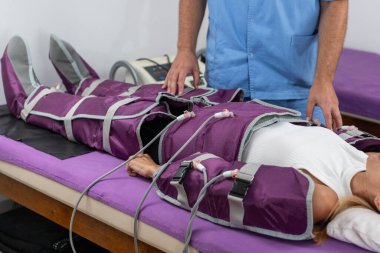 Fizik terapide lenfatik drenajı arttırmak, şişkinliği azaltmak, kan dolaşımını iyileştirmek ve yaralanma veya ameliyattan sonra iyileşmeyi desteklemek için kontrollü hava basıncı kullanılır.