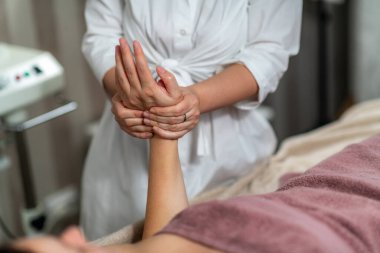 Kadınlar için el masajı gerilimi azaltmaya, dolaşımı iyileştirmeye, stresi azaltmaya ve rahatlamayı teşvik etmeye yardımcı olur. Ayrıca ölü deri hücrelerini temizler, gözenekleri açar ve daha pürüzsüz, daha sağlıklı bir deri oluşturur.