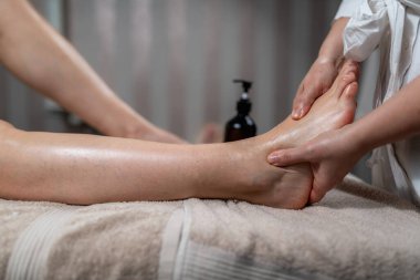 Kadınlar için selülit önleyici masaj. Lenfatik drenaj masajı lenf sistemini uyarmaya yarayan, lenf sıvısının hareketini teşvik eden, toksinlerin alınmasına yardımcı olan, şişkinliği azaltan ve bağışıklık sistemini güçlendiren özel tedavi tekniği..