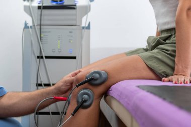 Fizyoterapist, şişkinliği azaltmak, ağrıyı azaltmak ve iyileşmeyi teşvik etmek için hastalara vakum terapisi uyguluyor. Klinik bir ortamda eklem ve spor yaralarının iyileşmesine yardımcı oluyor.