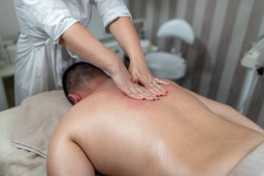 Kadınların elleri stresten kurtulmak için masaj yapıyor. Erkekler için gerginlik ve rahatsızlığı azaltmak için kürek kemiklerini hedef alıyorlar. Rahatlamayı teşvik etmesi, esnekliği artırması ve kas sertliğini etkili bir şekilde azaltmasıyla bilinir.