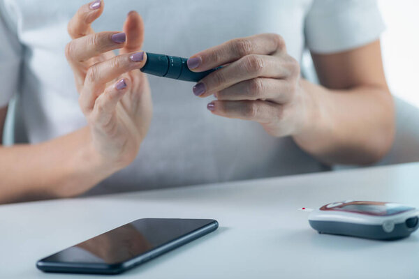 A person measures blood glucose levels, an essential task for managing diabetes and overall health