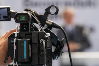 TV kamerası sahnedeki bir hoparlörü kaydeder. Etkileyici sezgiler sunar ve izleyicilerle adil bir şekilde ilgilenir.