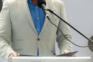 Halk konuşmacısı seyirciyi sahneden büyülüyor, etkileyici sezgileri paylaşıyor.