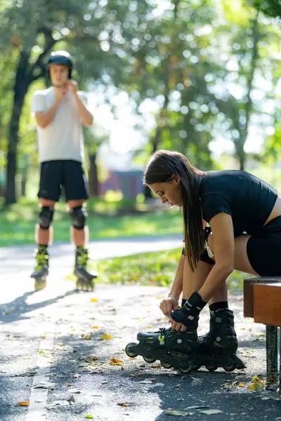Bir çift, dışarıda patenli bir maceraya hazırlanıyor. Birlikte paten kayıyorlar. Manzaralı bir parkta. Bu an, etkinliğin tadını çıkarmadan önce onların beklentilerini ve takım çalışmalarını yakalar.