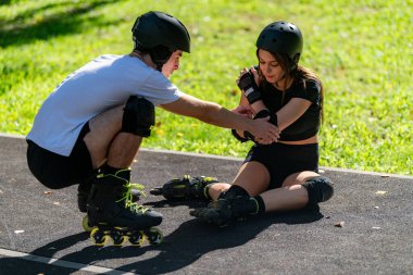 Bir çift, kadın düştüğünde birlikte paten kaymaktan hoşlanır. Adam, güneşli bir günde neşeli açık hava maceralarını sürdürürken ona yardım ediyor..