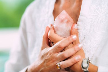 Kendini beğenmişlik meditasyonu. Ellerinde bir gül kuvars kristali tutarken, meditasyon yaparken, özsaygı duygusunu geliştirirken, iyi ve sevilmeye ve ait olmaya odaklanırken.