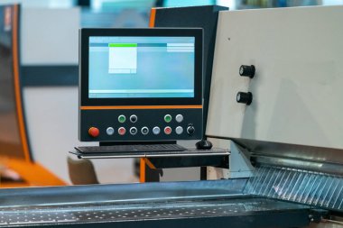 Ahşap işleme makinesi. İleri ışın testeresi ve yatay panel testeresi ile hassasiyet gücü