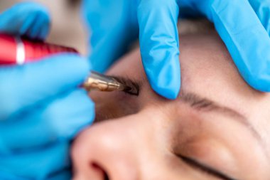 Güzellik uzmanı kaş dövmesi ya da profesyonel kaş bakkalında mikropatinaj. Güzellik geliştirme ve mükemmel kaşlar için rahatlatıcı bir güzellik salonu deneyimi.