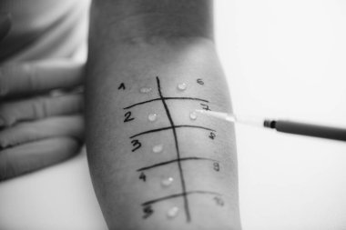 Kadın Kolu Üzerine Deri Penisi Testi yapan odak noktasının yakınlığı