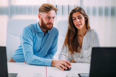Erkek ve Kadın Meslektaşlar Ofiste Birlikte Çalışıyor