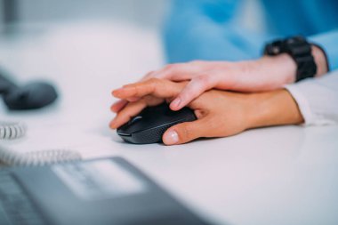 İş arkadaşları nın iş yerinde romantik bir ilişki yaşamaları. Dokunan ellere yakın.