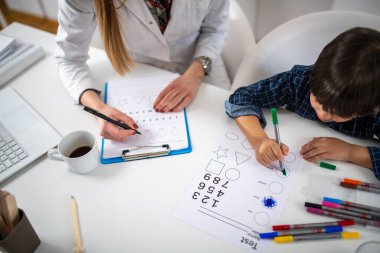 Renkli şekiller yoluyla psikoloji testinde yeni yürümeye başlayan çocuk, erken bilişsel gelişimi teşvik ediyor.