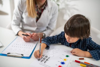 Bebeğimiz sayılarla ilgili bir mantık testi yapıyor. Erken bilişsel gelişimin büyüleyici bir keşfi..