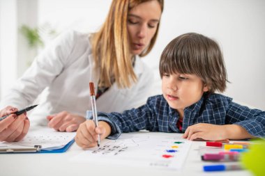Yeni yürümeye başlayan bir çocuğun merakı, sayılarla ilgili bir mantık testi yapar. Erken bilişsel gelişimin büyüleyici bir keşfi.