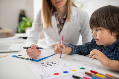 Yürüyen çocuk büyüleyici bir psikoloji testine giriyor, bilişsel maharet ve mantıksal açıklık gösteriyor.