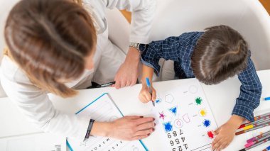 Yetenekli bir psikologla psikoloji testinde yol alan bir çocuğun kayda değer yolculuğu, erken bilişsel gelişimin sırlarını açığa çıkarıyor.