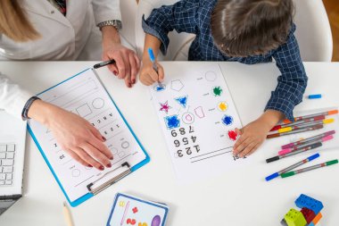 Yetenekli bir psikologla psikoloji testinde yol alan çocuk, erken bilişsel gelişimin sırlarını açığa çıkarıyor.