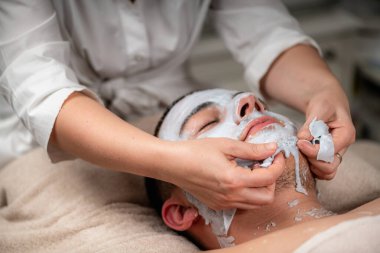 Güzellik merkezinde insan için bitki temelli yüz maskesi tedavisi, doğal hidrasyon, deri gıdası ve organik ve çevre dostu cilt ürünleri ile yenilenmeyi teşvik eder..